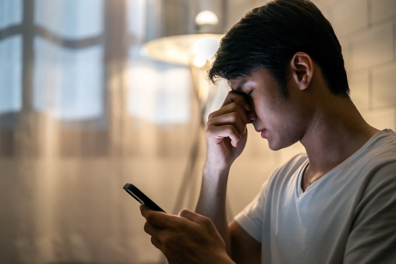 5 Ciri-Ciri Sakit Kepala karena Radiasi HP